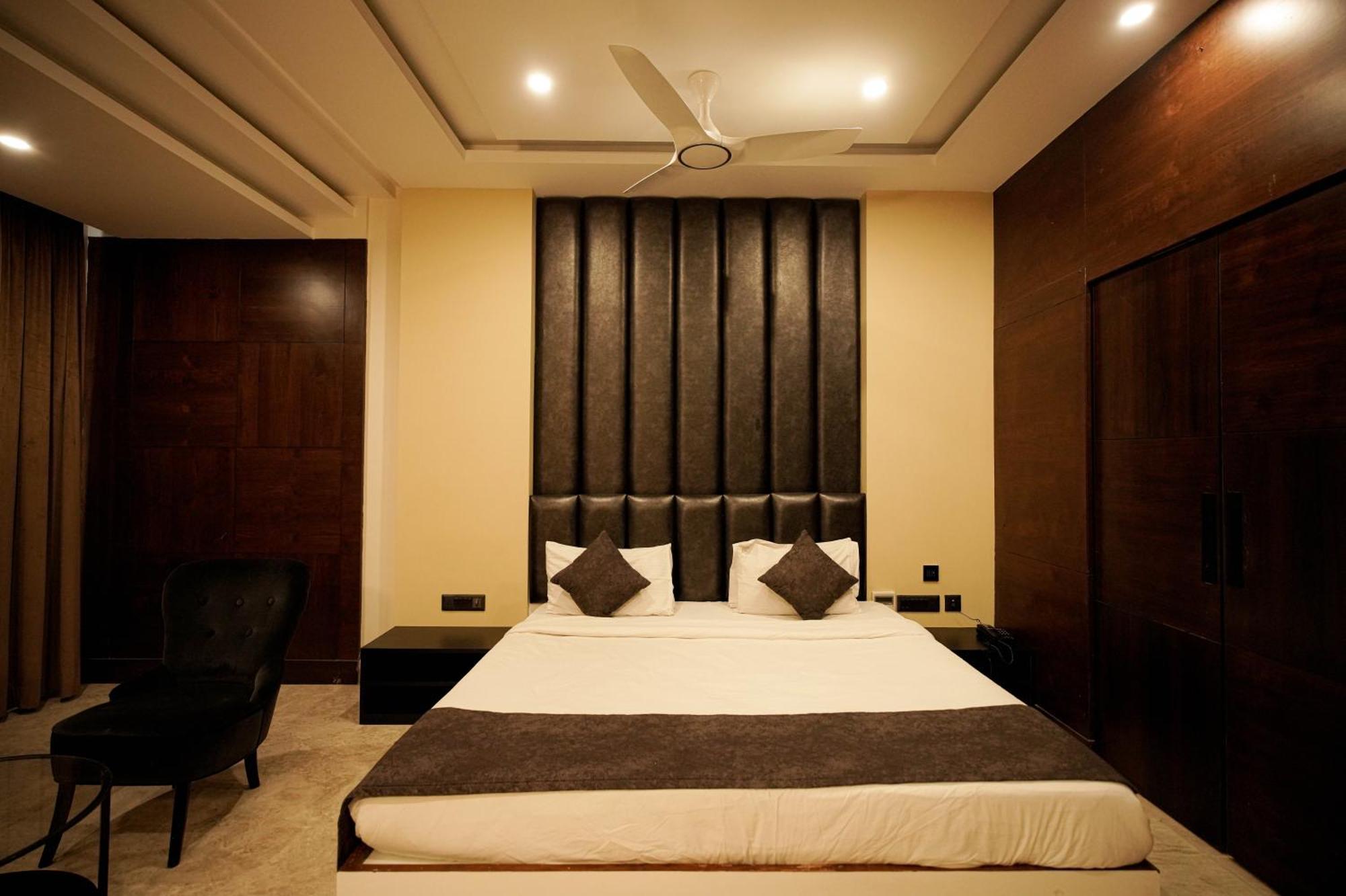 Cliff Embassy Banquet And Suites Shimoga Exterior foto