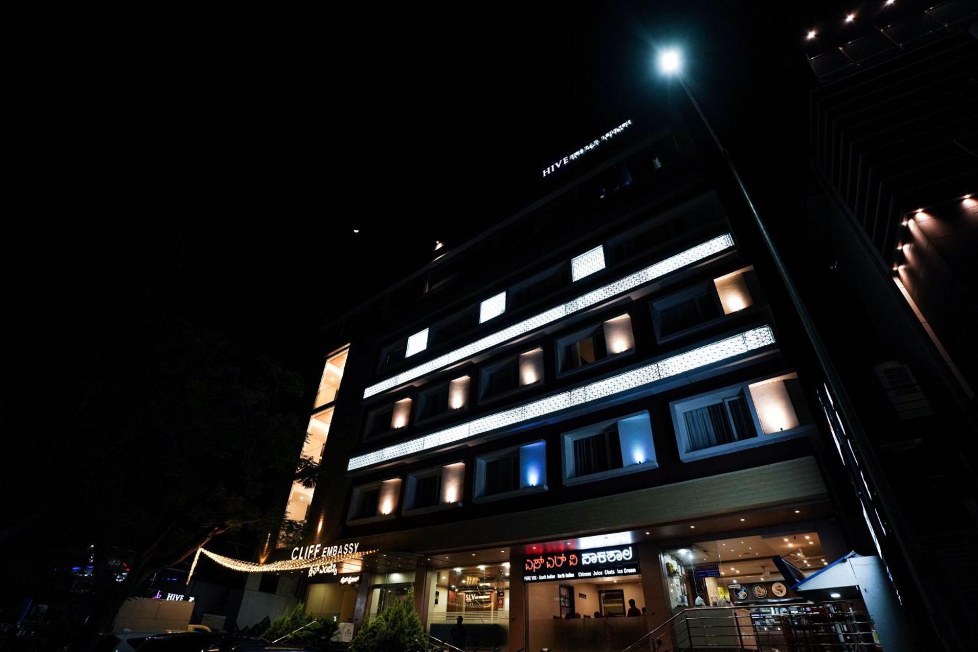 Cliff Embassy Banquet And Suites Shimoga Exterior foto