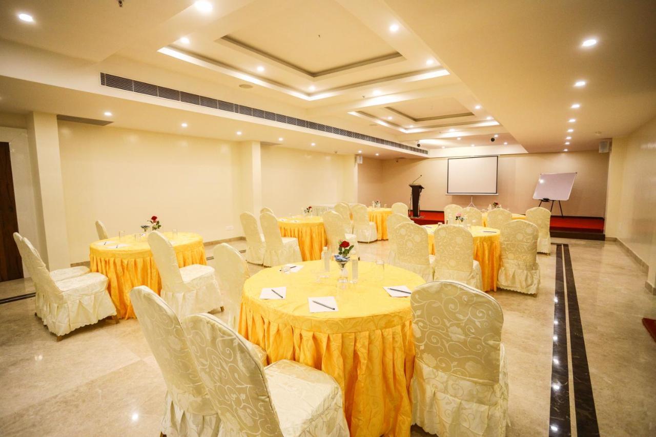 Cliff Embassy Banquet And Suites Shimoga Exterior foto