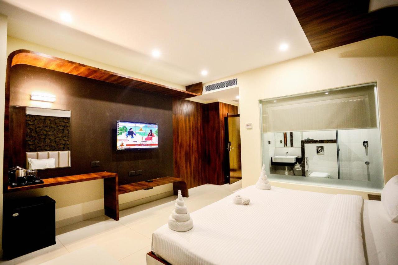 Cliff Embassy Banquet And Suites Shimoga Exterior foto